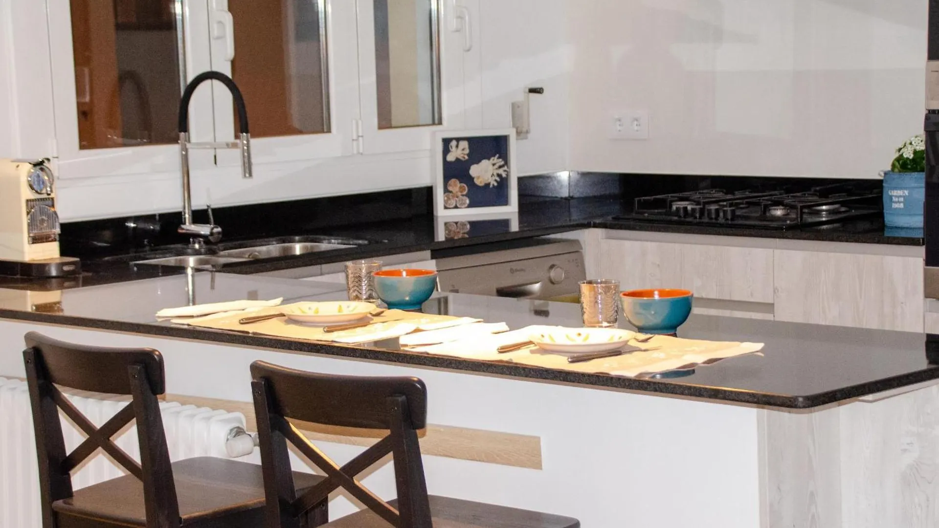 Narcis Monturiol - Apartamento Con Terraza Y Vistas A La Playa Del Port De Llanca. - Es-228-79 Spanyolország
