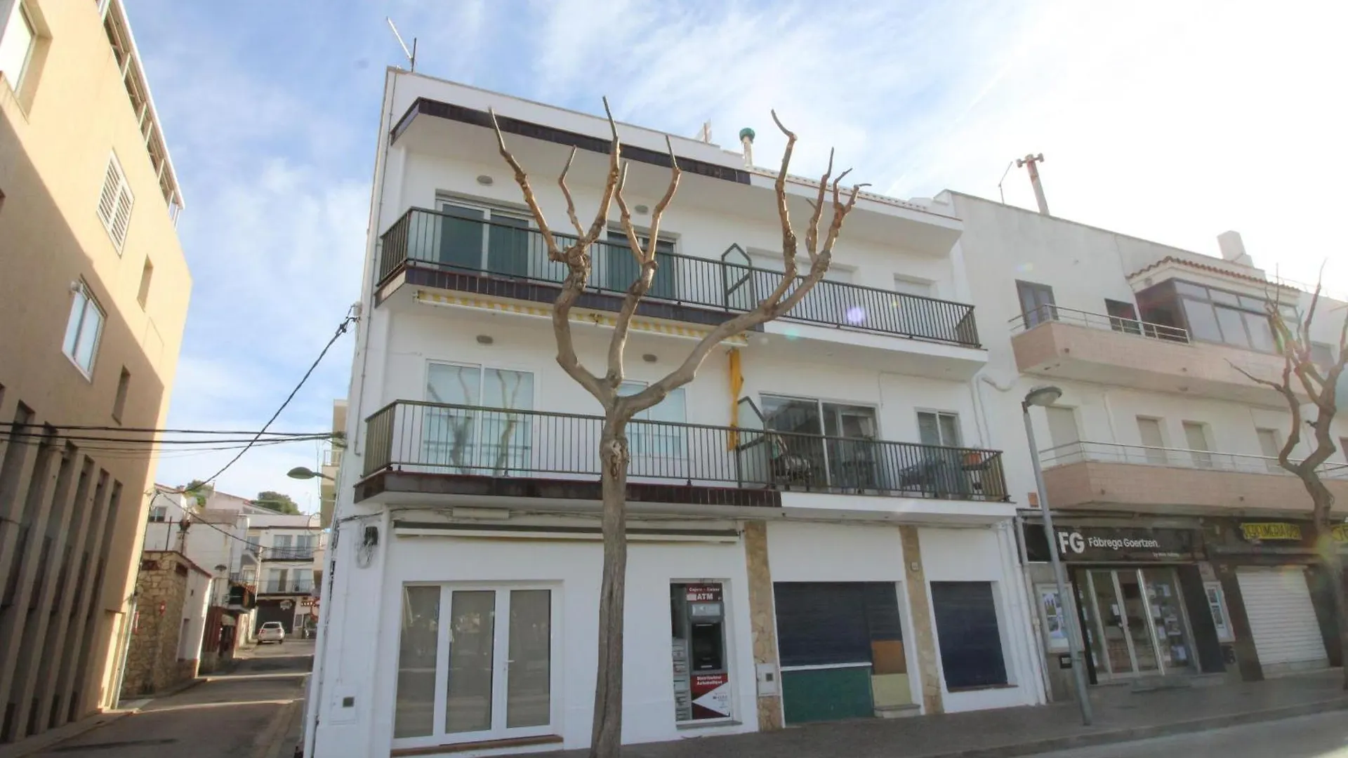 Narcis Monturiol - Apartamento Con Terraza Y Vistas A La Playa Del Port De Llanca. - Es-228-79